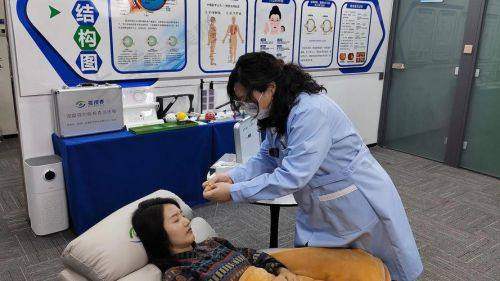 重庆近视手术医生排名——重庆何氏眼科医院特色解析