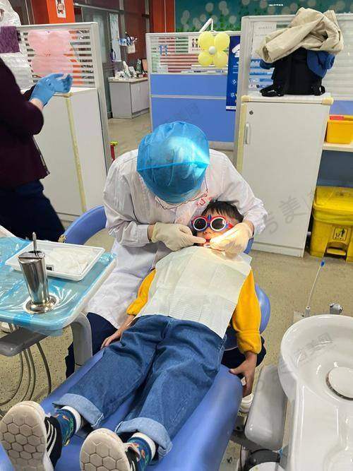 六、张琳昆明美奥口腔医院窝沟封闭、儿童全口涂氟、儿童补牙、乳牙拔牙、儿童预成冠、根管治疗、龈下刮治、牙齿美白的号怎么挂——多种挂号方式供您选择